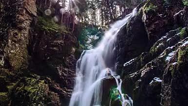 壮观瀑布高山流水美景视频的预览图